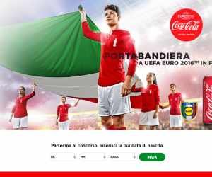 PORTA IN CAMPO LA BANDIERA CON COCA-COLA E LIDL